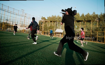 阳光穿过树梢斑驳落在草地上